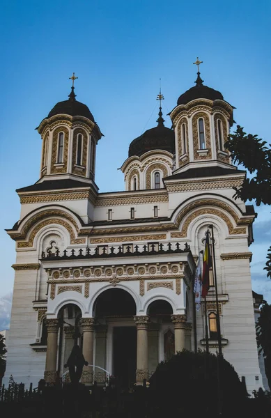 Bella Grande Chiesa Tramonto Con Cielo Blu Sopra — Foto Stock