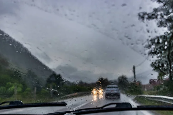 Traffico Meteorologico Piovoso Campagna Visto Attraverso Finestrino Dell Auto Bagnata — Foto Stock