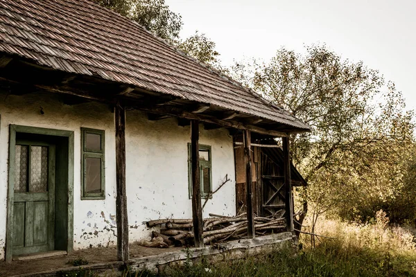 乡村一幢有木门 窗户和横梁的老房子的旧景 — 图库照片