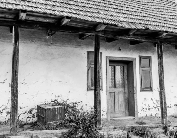 Composición Blanco Negro Con Entrada Principal Una Antigua Casa Con — Foto de Stock