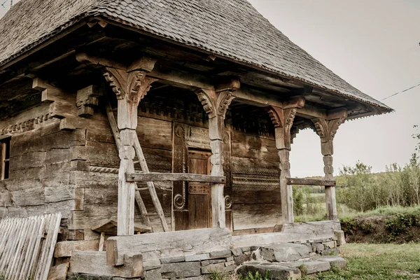 Fasad Gammal Träkyrka Med Grönt Gräs Framför Ingången Maramures — Stockfoto