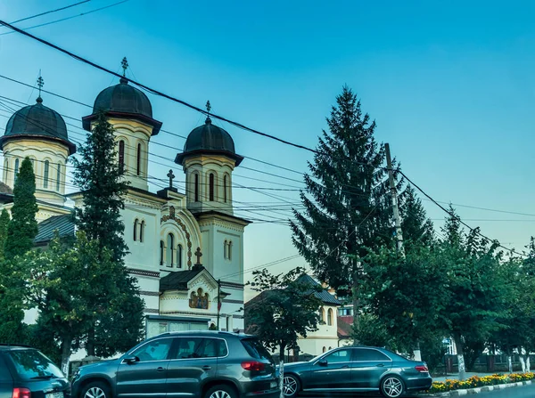 Igreja Branca Com Árvores Carros Estacionados Frente — Fotografia de Stock