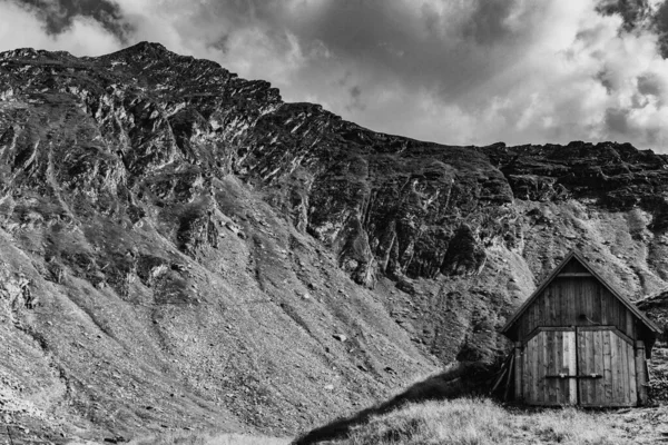 Composición Blanco Negro Del Granero Paisaje Montaña Con Montaña Fondo — Foto de Stock