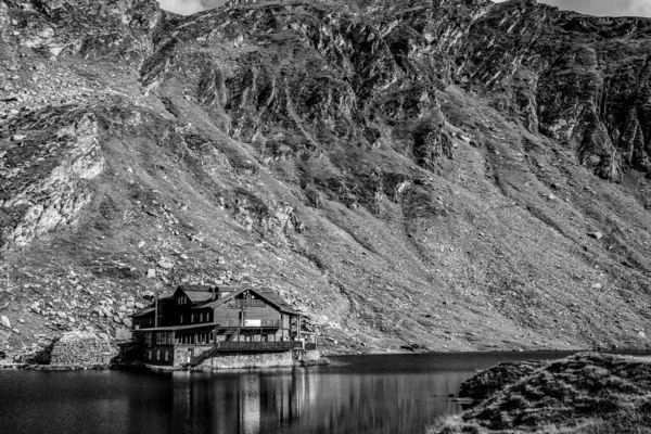 Composición Blanco Negro Del Lago Montaña Con Chalet Montaña Montaña — Foto de Stock