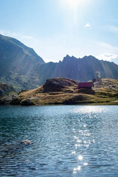 Sol Arrojando Rayos Lago Montaña Con Chalet Montaña Montaña Fondo — Foto de Stock