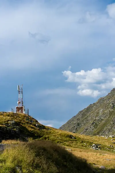 Cel Toren Een Berg Landschap Met Gezwollen Wolken Boven — Stockfoto
