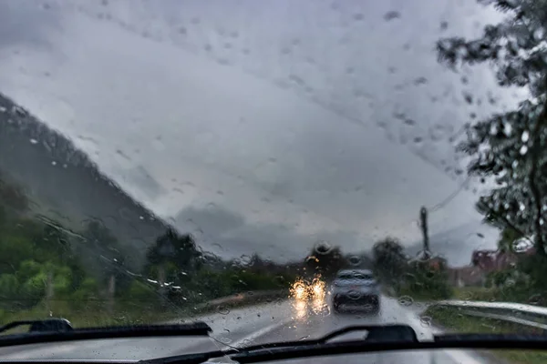 Дождевая Погода Сельской Местности Видно Через Мокрое Окно Автомобиля Стоковое Изображение