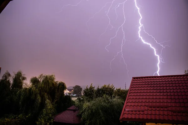 Καταιγίδα Αστραπή Πάνω Από Μια Κατοικημένη Περιοχή Εικόνα Αρχείου