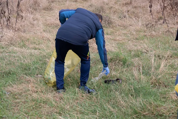 Hombre Recogiendo Basura Naturaleza Imágenes de stock libres de derechos