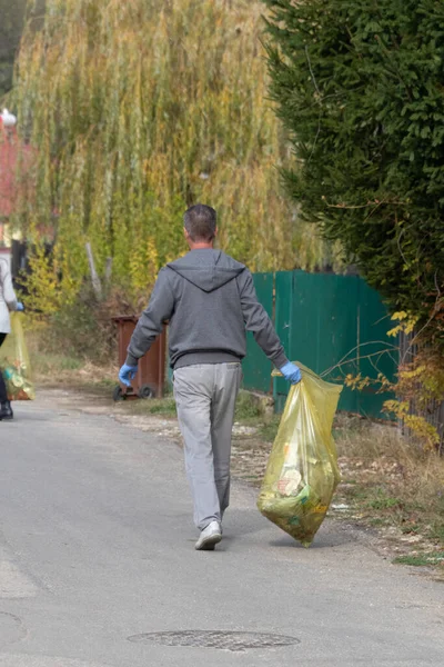 Άνθρωπος Που Μεταφέρει Σκουπίδια Μετά Συλλογή Των Απορριμμάτων Από Φύση Εικόνα Αρχείου
