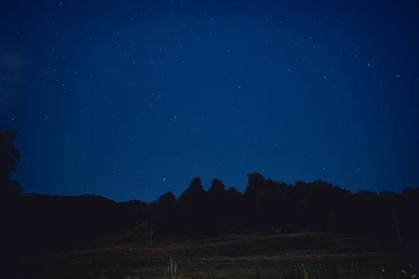 Звёздное Ночное Небо Над Холмами Стоковое Изображение
