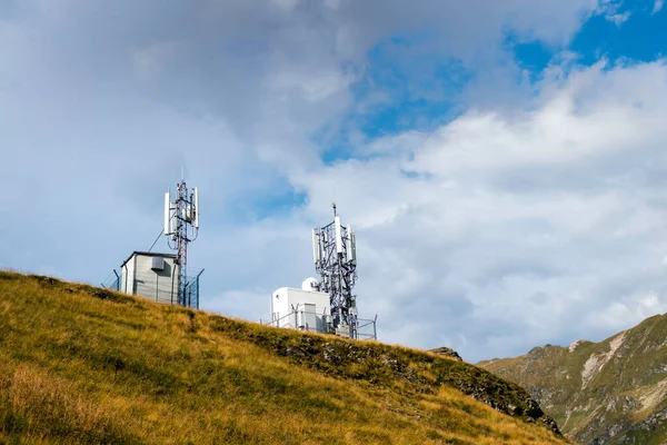 Torres Celulares Una Colina Montaña Con Nubes Blancas Cielo Azul Imagen de stock