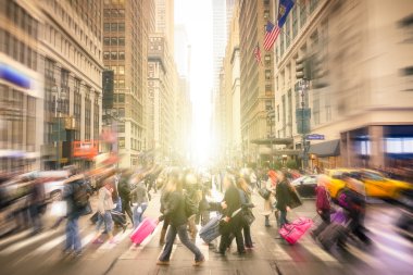 Gün batımına - kalabalık sokaklarında New York City acele saat içinde kentsel iş alanı - Radyal 7 inci av. ve Manhattan'ın Batı 34 th kavşak üzerinde yürüyen insanlar kompozisyon odaklı arka plan bulanıklık