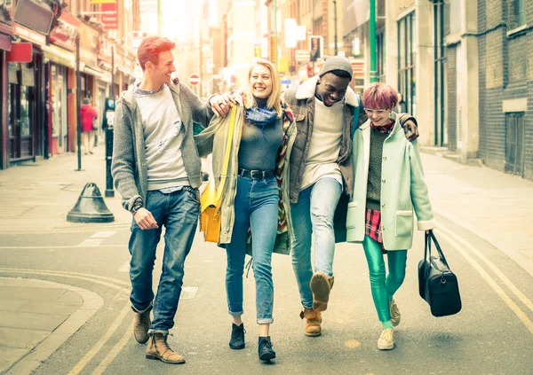Happy multiracial friends walking on Brick Lane at Shoreditch in London - Friendship concept with multicultural young people on hipster cloths having fun together - Soft focus and desat vintage filter — Stock Photo, Image