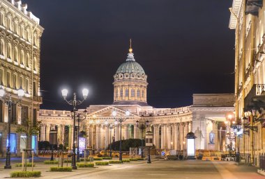 Kazan Katedrali Nevsky Prospect Malaya Konushennaya sokak içinde dünya ünlü Rus şehir Saint Petersburg - sıcak gece renk tonlarını bina ana odak ile tarafındaki üzerinde