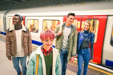 Tüp metro istasyonu - kentsel dostluk kavramı gençlerle birlikte şehir yeraltı alanda yürüyüş - canlı renk pembe saçlı kız odaklanma ile eğleniyor hipster arkadaşlar çok ırklı grup