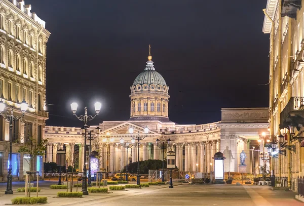 マラヤ Konushennaya 通りで世界有名なロシア サンクトペテルブルクの都市・建築の主な焦点と暖かい夜の色のトーンの側からネフスキー プロスペクトのカザン大聖堂 — ストック写真