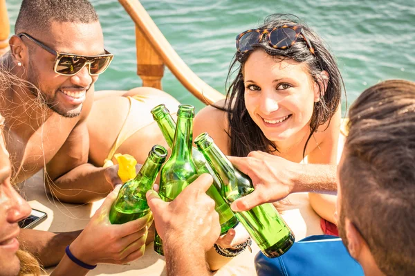 Gente multietnica sullo yacht che beve insieme - Gruppo di amici ricchi che brindano alla birra e fanno festa in barca a vela - concetto di viaggio di lusso con chiacchiere felici e situazioni di risate - Focus sulla donna — Foto Stock