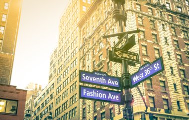 Yedinci ve moda Ave sokak işareti ile New York City - kentsel kavramı ve yol yönde Manhattan - Amerikan dünya ünlü sermaye hedef sıcak vintage filtre üzerinde günbatımında Batı 36 St
