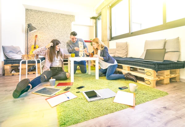 젊은 이들이 직원 노동자 휴식 하는 데 사무실-재미 있는 게임 작업에 창조적인 기업가와 인적 자원 비즈니스 개념-빈티지 lomo 필터 보기 향상 된 태양 플레어 헤일로를 시작합니다 — 스톡 사진