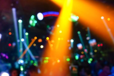 Lazer şovu modern disko parti gece kulübü - müzik ve eğlence - gelişmiş renkli haleler ve canlı parlak ışıkları ile gece hayatı kavramı soyut bokeh ile ufuk arka plan