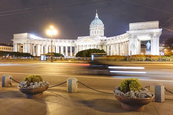 Gyorshajtás autós ob az utcán, a Kazan katedrális Nevsky Prospect, a világ híres orosz város Szentpétervár - meleg éjszaka színárnyalatok oldalról elölnézete — Stock Fotó