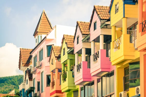 Detalle arquitectónico de casas vintage multicolores en Patong - Concepto de arquitectura con estilo europeo antiguo en la ciudad turística mundialmente famosa de Phuket Tailandia - Aspecto retro nostálgico filtrado —  Fotos de Stock
