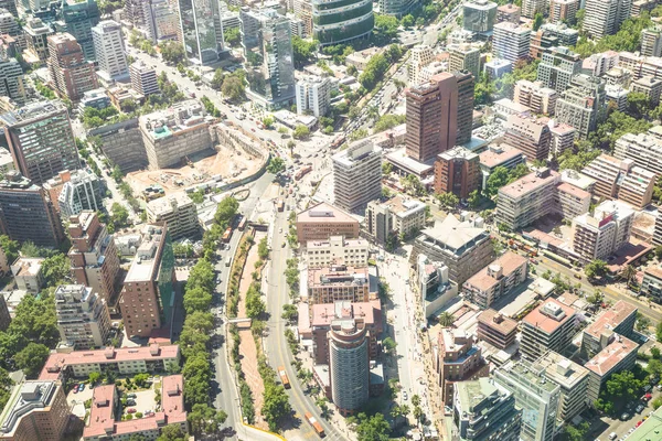 Wszystko wieżowców w centrum miasta, Santiago de Chile - widok z lotu ptaka nowoczesnych budynków i panoramę w chilijskich największe miasto z zielony skrzyżowania ulic i obszarów - jasne desat filtr — Zdjęcie stockowe