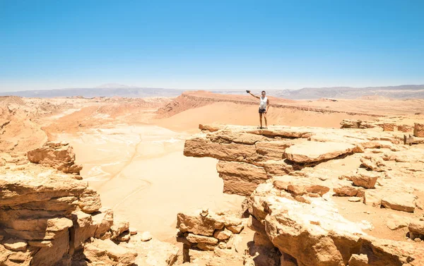 Hombre solitario con tatuajes senderismo en formación rocosa en "Valle De La Luna" en el mundialmente famoso desierto de Atacama en Chile - Viaje de aventura a América Latina del Sur maravilla de la naturaleza - Fotografía de viajes de tiro —  Fotos de Stock