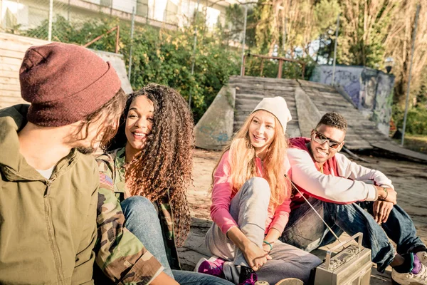 Group of urban style friends having fun time out at skate bmx park - Youth friendship concept with people together outdoors - Focus on african american young woman - Desaturated contrasted filter — Stock Photo, Image