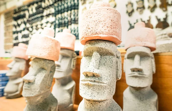 Small moai statues in generic souvenir shop from Eastern Island in Chile - Shallow depth of field with focus on the nose of biggest figure — Stock Photo, Image