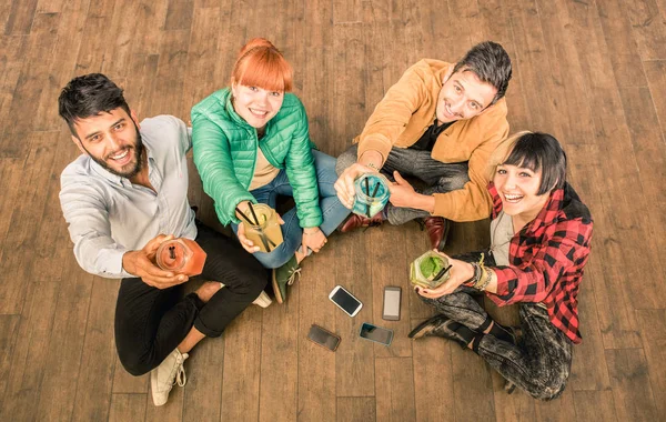 Hipster-Freundeskreis mit Smartphones in schmuddeliger Alternativ-Location - Jungunternehmer ruhen sich bei Cocktailbar-Renovierung aus - Freundschaftsspaß-Konzept mit Trendtechnologie-Interaktion — Stockfoto