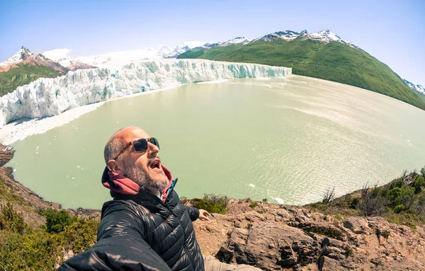 Νεαρός άνδρας σόλο ταξιδιώτης λήψη selfie σε Perito Moreno glaciar στην Αργεντίνικη Νοτιοαφρικάνικη - έννοια wanderlust περιπέτεια στο θαύμα του κόσμου διάσημο χαρακτήρα της Αργεντινής - Παταγονία ζεστά τιρκουάζ φίλτρο — Φωτογραφία Αρχείου