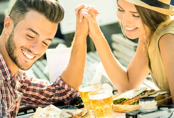 Coppia innamorata che si fa un selfie al bar della birra durante un'escursione di viaggio - Giovani turisti felici godono il momento della felicità al ristorante di street food - Concetto di relazione con soft focus e filtro di contrasto desat — Foto Stock