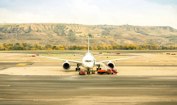 ターミナル ゲート離陸 - ソフトの彩度の低い色のトーンと国際空港 - 感情的な放浪癖の概念とノスタルジックなフィルターの世界旅行の準備で現代の航空機の正面図 — ストック写真