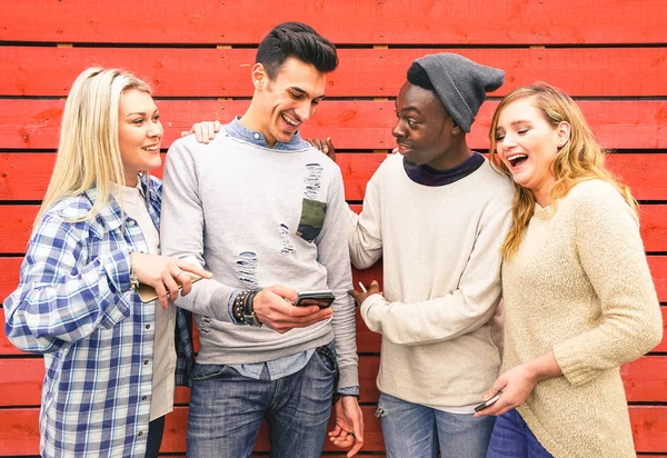 Multiracial hipster melhor grupo de amigos se divertindo em conjunto com o smartphone - Conceito de interação de tecnologia moderna com os jovens usando telefone inteligente móvel - Pontos de conexão de internet Wi-Fi ao ar livre — Fotografia de Stock