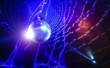 Disko topu lazer şovu modern disko parti gece kulübü parlak spot - gece hayatı ile müzik ve eğlence - yeti renkli haleler ve canlı parlayan ışıklar ile kavramı ile