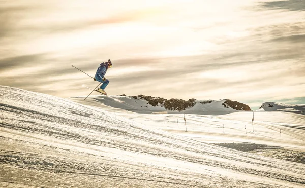 Atlet ski profesional melakukan lompatan akrobatik pada pameran downhill - Konsep olahraga musim dingin yang ekstrem dengan atlet ski berkompetisi di perlombaan internasional - Filter kontras dramatis dengan sinar matahari — Stok Foto