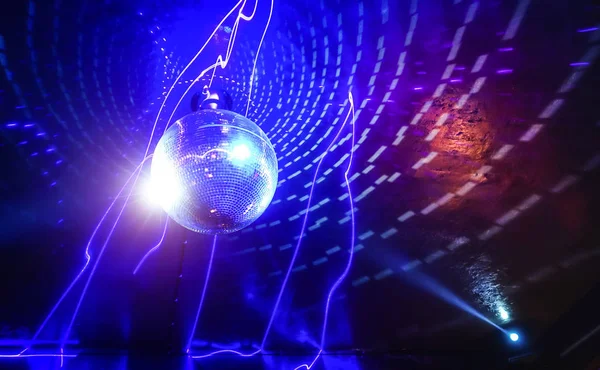 Discoteca espectáculo de láser de bola en la discoteca moderna club nocturno con proyector brillante - Concepto de vida nocturna con música y entretenimiento - Imagen con halos de colores y luces brillantes vivos — Foto de Stock