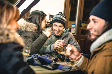 Bira içip gece - eğleniyor, bar restoran resort kar ekipman ile neşeli insanlarla dostluk kavramı - yüksek ISO görüntü alan sığ derinliği ile tarafından cipsi yemek mutlu arkadaşlar