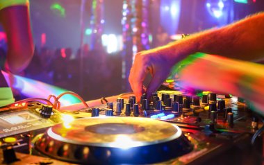 Modern cd usb çalar sığ alan derinliği ve düğmeleri el karıştırma yakınındaki odaklanmak ile disko kulübü - gece hayatı ve eğlence kavramı - Defocused arka plan üzerinde parti müzik DJ yakın çekim