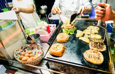 Gece - sokak gıda kavramı ile mobil Barbekü istasyonu açık hava Patong Phuket Tayland - canlı akkor renk tonlarını tarafından ızgara sığır eti ve tavuk hamburger yemek genel hamburger satıcıları