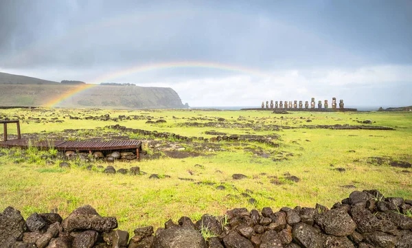 Podwójna tęcza na panoramicznym widokiem Ahu Tongariki moai archeologicznego obszaru na świecie słynnej Rapa Nui (Wyspa Wielkanocna) w Chile - koncepcja wanderlust Travel - żywy filtr na dramatyczne pochmurnego nieba — Zdjęcie stockowe