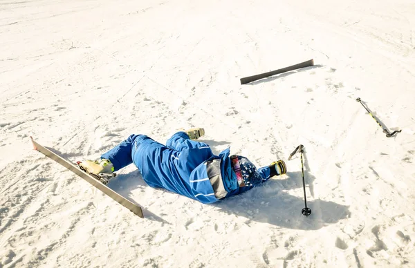 Професійний лижник після аварії на схилі гірськолижного курорту - концепція надзвичайної ситуації зимових видів спорту з спортсменами, які потребують допомоги в драматичній ситуації з проблемою - теплі сонячні кольорові тони — стокове фото