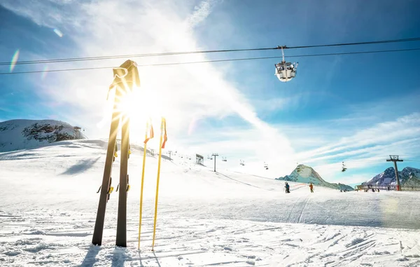 Панорамний вид на гірськолижний курорт льодовик та крісельний підйомник у французьких Альпах - Зимові канікули та концепція подорожей - Відкриття зимового високого сезону з людьми, які розважаються на горі - Фокус на спортивному обладнанні — стокове фото