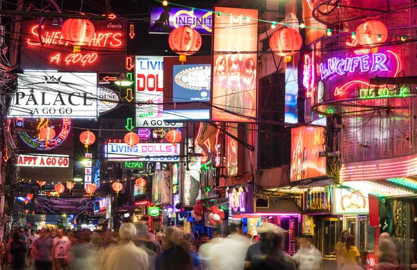 PATTAYA, THAILANDIA - 18 FEBBRAIO 2016: cartelli multicolori al neon e persone sfocate sulla nuova Walking Street della città - La strada è chiusa al traffico dopo le 18 e rimane affollata fino a tarda notte — Foto Stock