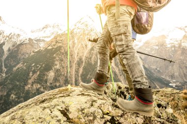 Trekking bacakları kadar yakın ve çizme alps - Hiker sırt çantaları ile Fransız ve dağ - gezi vahşi doğada - odak, sportif insanlarla Yolculuk tutkusu seyahat kavramı üzerinde yürürken sopa ayakkabı yaptı