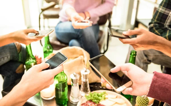 Grupo de amigos multiculturais se divertindo no smartphone no bar - mãos de pessoas usando telefone inteligente móvel - Conceito de tecnologia com homens e mulheres viciados - Imagem iso alta com profundidade rasa de campo — Fotografia de Stock