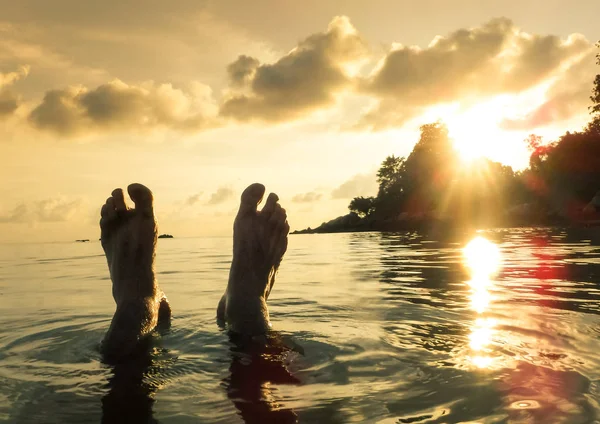 Nu pieds nus humains à l'eau de mer pendant le coucher du soleil à Koh Lipe - Wanderlust concept de voyage avec la merveilleuse destination Asie du Sud-Est en Thaïlande - Mise au point détaillée douce pour caméra imperméable contre-jour — Photo