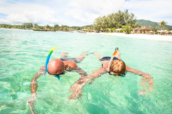 Férias de casal sênior nadando juntos no mar tropical Koh Lipe na Tailândia - Passeio de snorkel em cenário exótico - Idosos ativos e conceito de viagem ao redor do mundo - Tom de cor de filtro turquesa quente — Fotografia de Stock